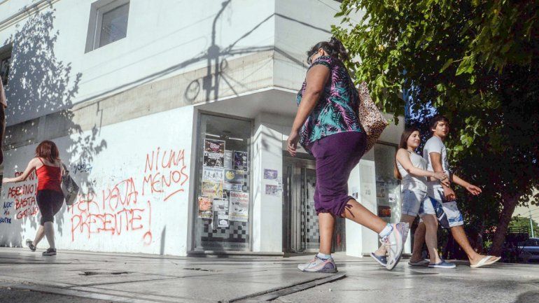 Aunque muchos peatones pasan sin mirar