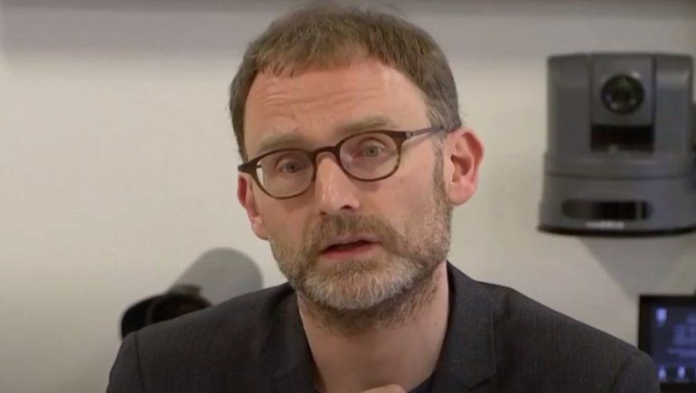 Escándalo: científico que impulsó el aislamiento lo rompió para ver a su amante