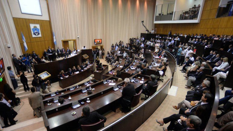 Proponen que los legisladores neuquinos se bajen el sueldo a $30.000