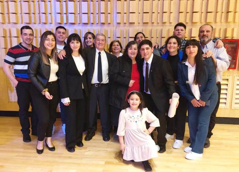 Pablo y Marianela junto a toda la familia Antiñir en la colación de grado de la Universidad Tecnológica Nacional. Pablo y Marianela junto a toda la familia Antiñir en la colación de grado de la Universidad Tecnológica Nacional.