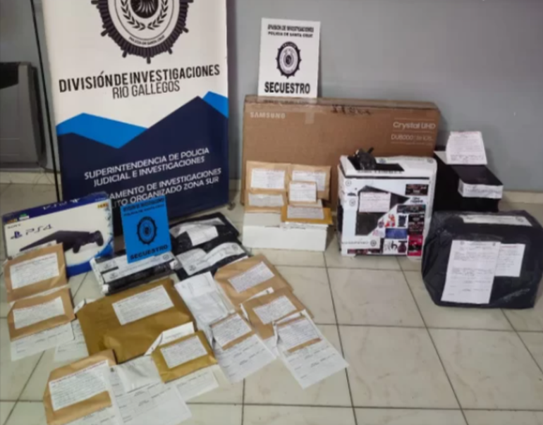 Algunos de los electrónicos incautados en los procedimientos en Río Gallegos: en varios hallaron imágenes de pornografía infantil. Algunos de los electrónicos incautados en los procedimientos en Río Gallegos: en varios hallaron imágenes de pornografía infantil. 