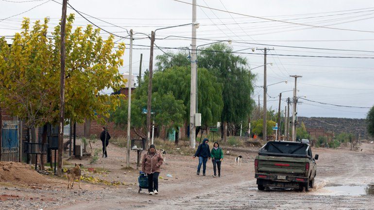 Las constantes lluvias obligaron a suspender las clases en algunas escuelas donde las filtraciones se apoderaron de aulas y pasillos. Las calles presentaban dificultades para transitar.&nbsp;