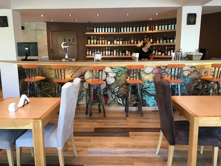 La nueva barra del Marino Amarrado es una invitación a probar la coctelería y la gastronomía del lugar.