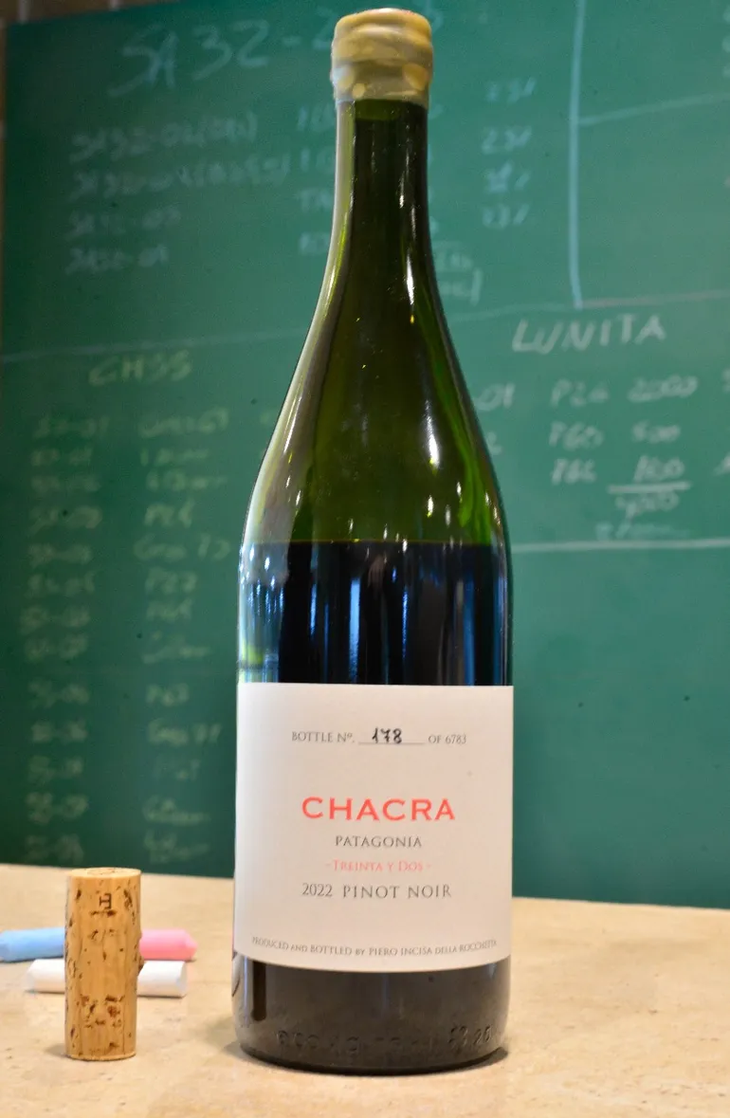 Cracras Treinta y dos 2022, vino elaborado en Mainqué (Río Negro). Cracras Treinta y dos 2022, vino elaborado en Mainqué (Río Negro).