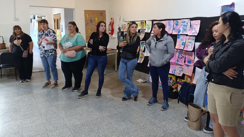 Los padres del Jardín tomaron la Escuela 265 el último viernes y este lunes. | LM Neuquen Los padres del Jardín tomaron la Escuela 265 el último viernes y este lunes.