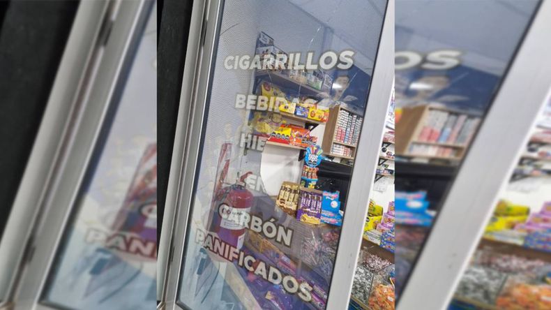 7 hombres violentaron el comercio y rompieron un vidrio. | LM Neuquen 7 hombres violentaron el comercio y rompieron un vidrio.