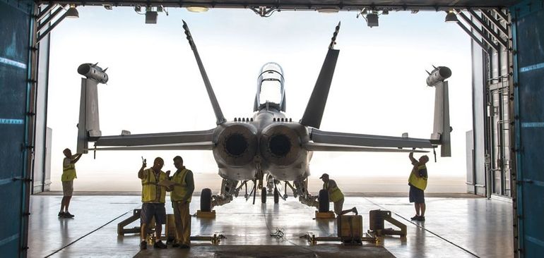 Empleados de Boeing trabajando en un hangar. Empleados de Boeing trabajando en un hangar.