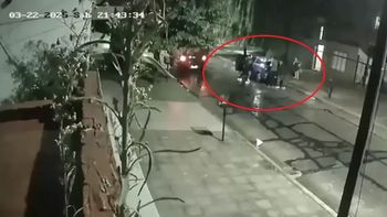 Ladrones armados le robaron el auto a una pareja mientras uno de sus hijos estaba adentro. Ladrones armados le robaron el auto a una pareja mientras uno de sus hijos estaba adentro.