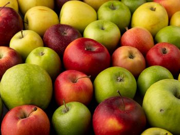 Nuevas manzanas de club buscan ganar espacio en góndola frente al liderazgo de las clásicas.