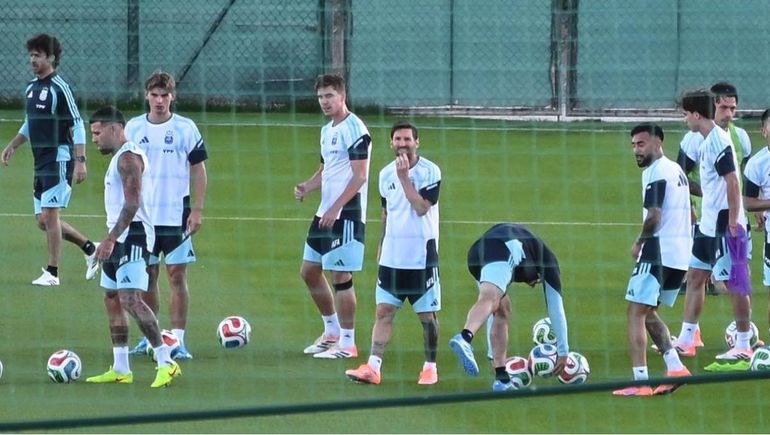 Quién es el futbolista que pese a no estar convocado visitó la concentración de la Selección argentina