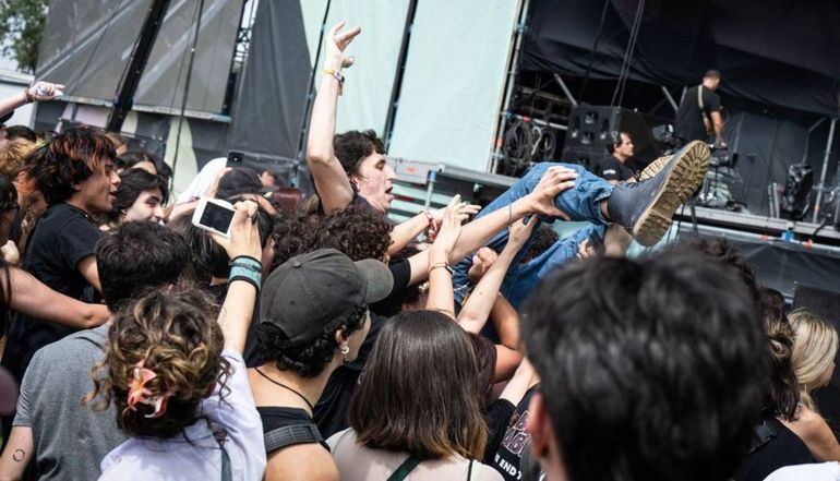 Juliana Gattas y Grupo Frontera encendieron la tarde de Lollapalooza Argentina
