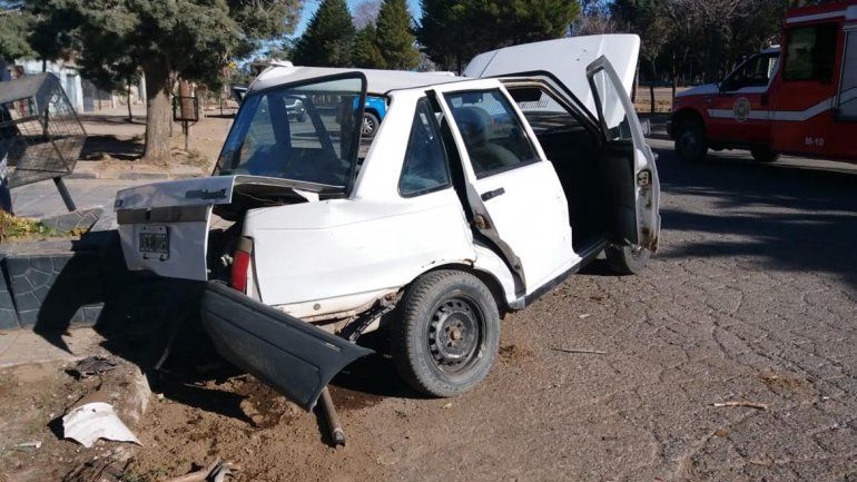 Sacaba el auto de su garage y lo chocó un borracho a alta velocidad