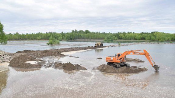 Los trabajos comenzaron en la zona del Río Grande. Con un terraplén construyen una especie de dique que permitirá direccionar el caudal hacia la zona del balneario Albino Cotro.