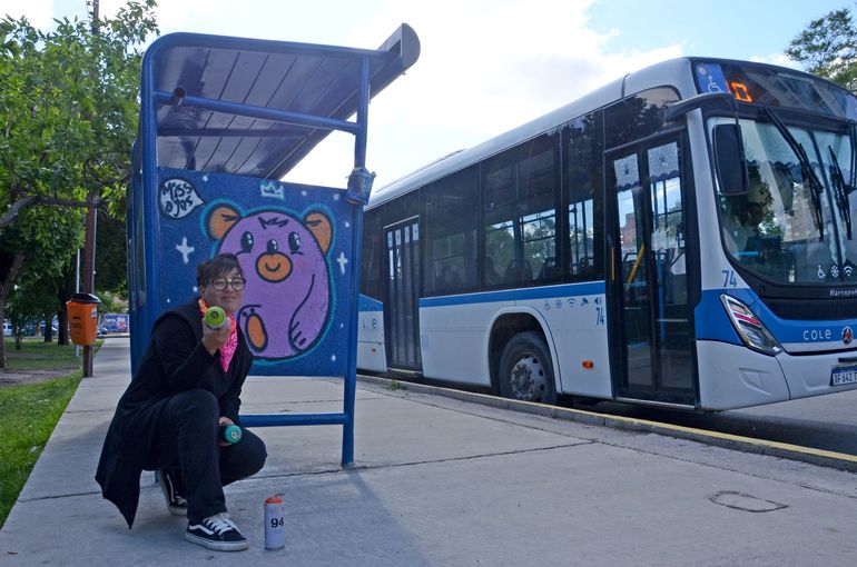 “En las garitas la gente está esperando el colectivo mirando el celular todo el tiempo y es como un lugar interesante, clave, de observación, de detenerse un rato y poder contemplar los colores”, explicó Miss Ojos. “En las garitas la gente está esperando el colectivo mirando el celular todo el tiempo y es como un lugar interesante, clave, de observación, de detenerse un rato y poder contemplar los colores”, explicó Miss Ojos.