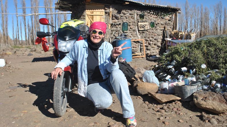 Piedra por piedra, la motoquera que construyó un refugio para viajeros al lado de la Ruta 40 | LM Neuquen Piedra por piedra, la motoquera que construyó un refugio para viajeros al lado de la Ruta 40
