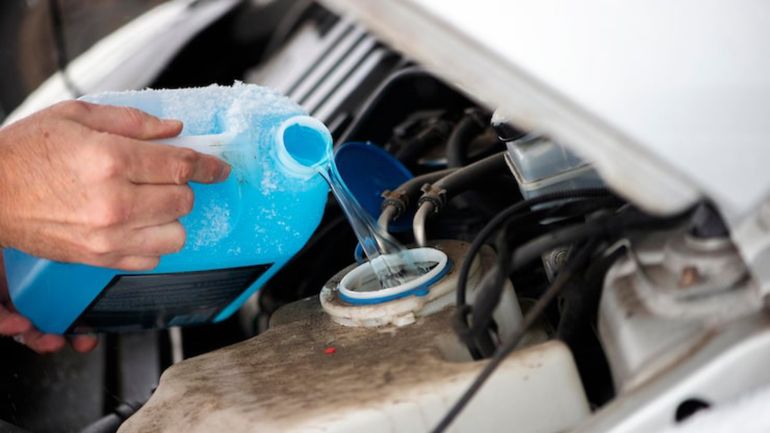 Es fundamental revisar a menudo el líquido refrigerante del vehículo. Es fundamental revisar a menudo el líquido refrigerante del vehículo.