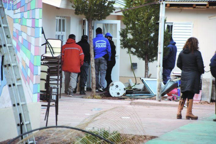Los peritajes en la escuela albergue de Aguada San Roque se sucedieron desde el estallido trágico.