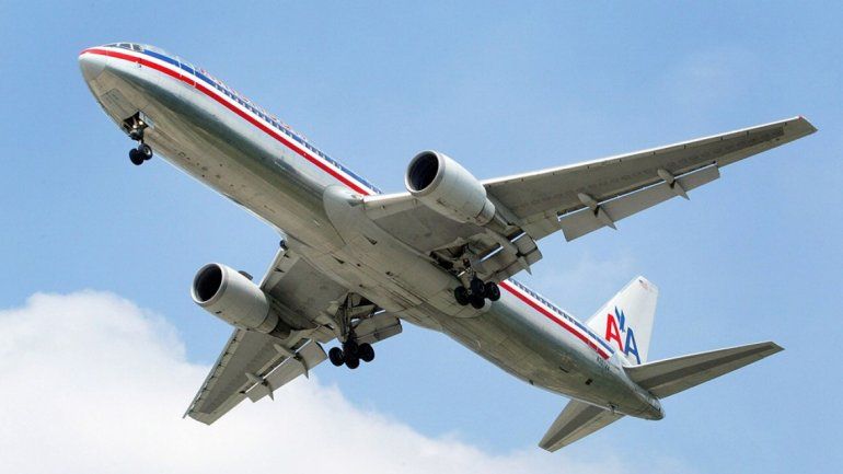 El hombre acusa a la aerolínea de haberlo obligado a viajar 14 horas junto a dos obesos y que eso le dañó la salud.