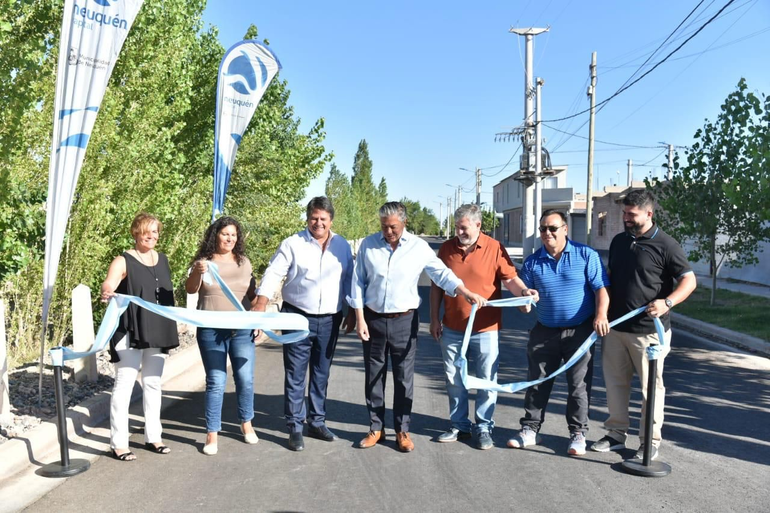 El intendente Mariano Gaido y el gobernador Rolando Figueroa inauguran la obra de asfalto / Foto Prensa Municipio