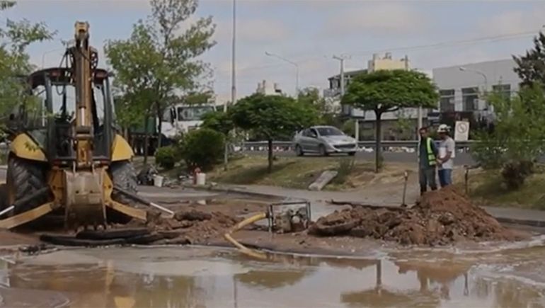 Se rompió un acueducto y causó una laguna en el bajo neuquino
