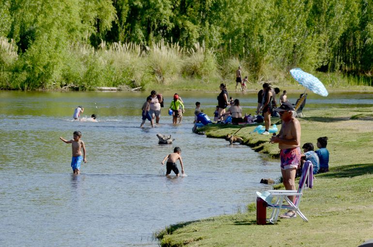En 14 fotos: el calor agobiante empujó a los neuquinos a los balnearios