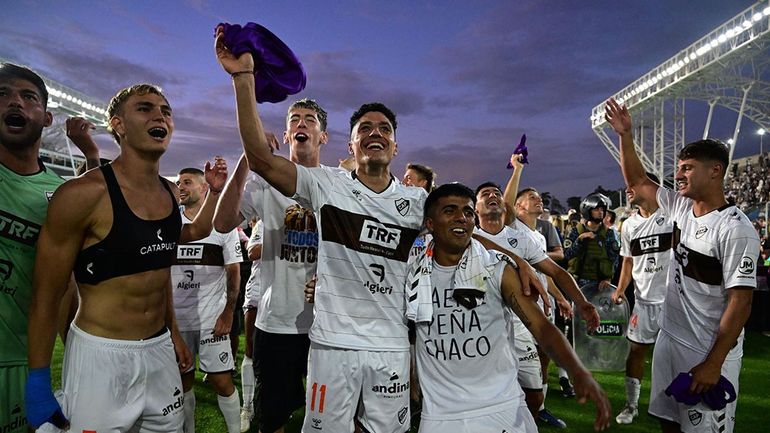 Tanto Platense como Martín Palermo podrían levantar su primer trofeo. Tanto Platense como Martín Palermo podrían levantar su primer trofeo.