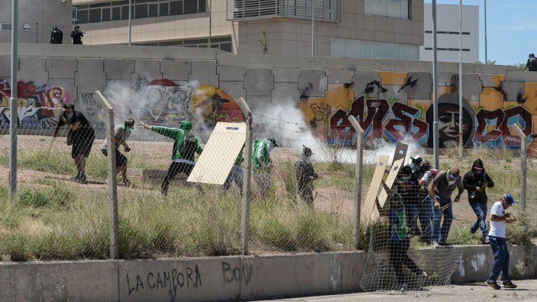 Los manifestantes de ATE fueron al CAM preparados con escudos