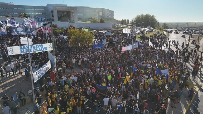 Una marea de gente afuera de la Legislatura: el apoyo de Primero Neuquén a Rolando Figueroa