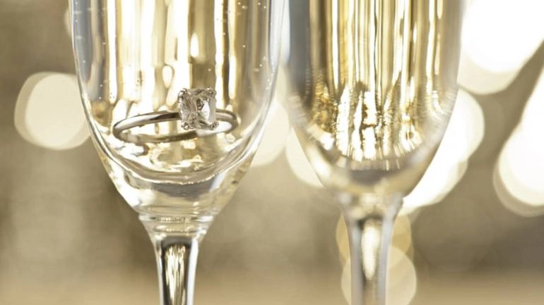 Uno de los rituales para atraer el amor es hacer un brindis con un anillo de oro en la copa de champagne. Foto: Google. Uno de los rituales para atraer el amor es hacer un brindis con un anillo de oro en la copa de champagne. Foto: Google.