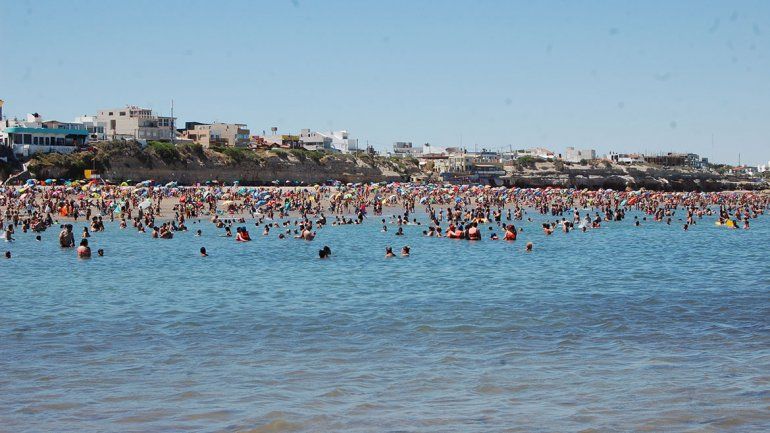 Las Grutas recibió el año con shows y playa colmada
