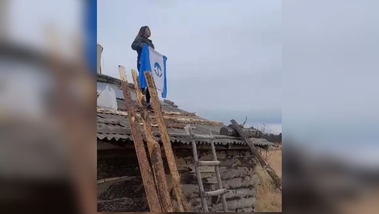 La joven mamá subió al techo de la casa de su madre para reclamar por una vivienda.