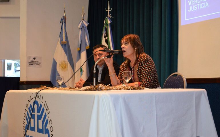 Beatriz Gentile, rectora de la UNCo, señaló que la entrega de los legajos a familiares de estudiantes, docentes y no docentes de la universidad “es el registro documental que nos faltaba para llenar estos espacios de memoria”.