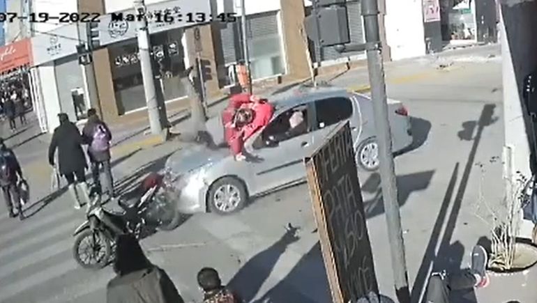 Video: repartidor sufrió brutal embestida de un auto en el Bajo