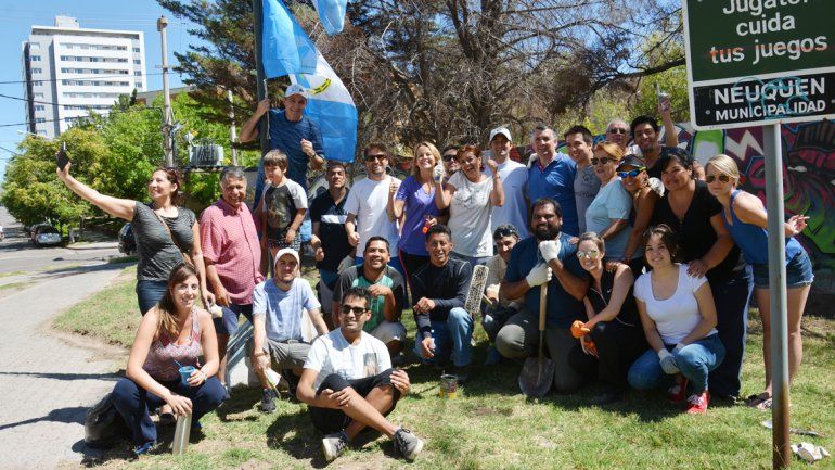 Concejales del MPN limpiaron una plaza céntrica