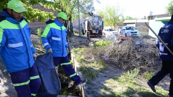 Operarios trabajando, ayer, en el barrio Melipal.
