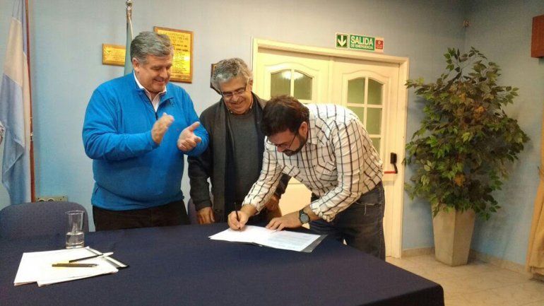 Nicola junto a Lazcano