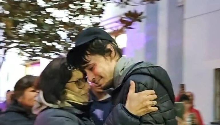 Emocionante: tras un año internado, regresó al Alto Valle el héroe de la tragedia