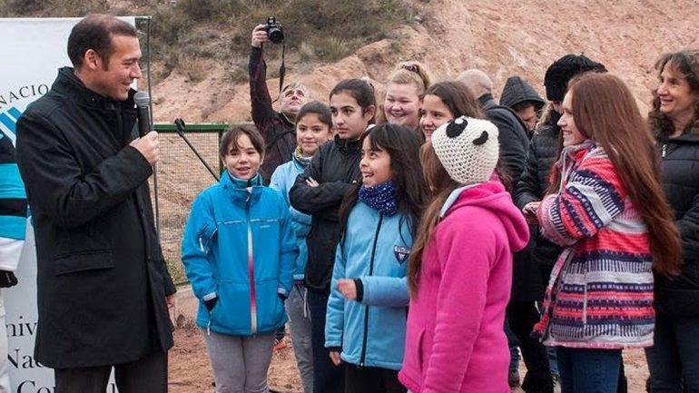 La cancha de hockey de la UNCo estará lista para septiembre