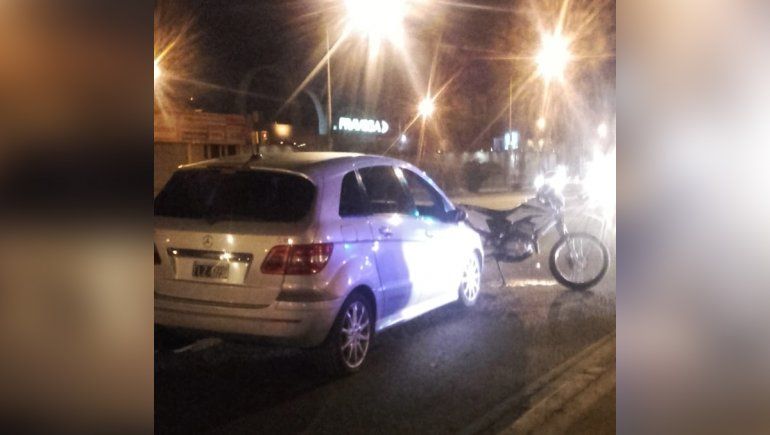 Ruta 22: un motociclista resultó herido tras impactar contra un auto