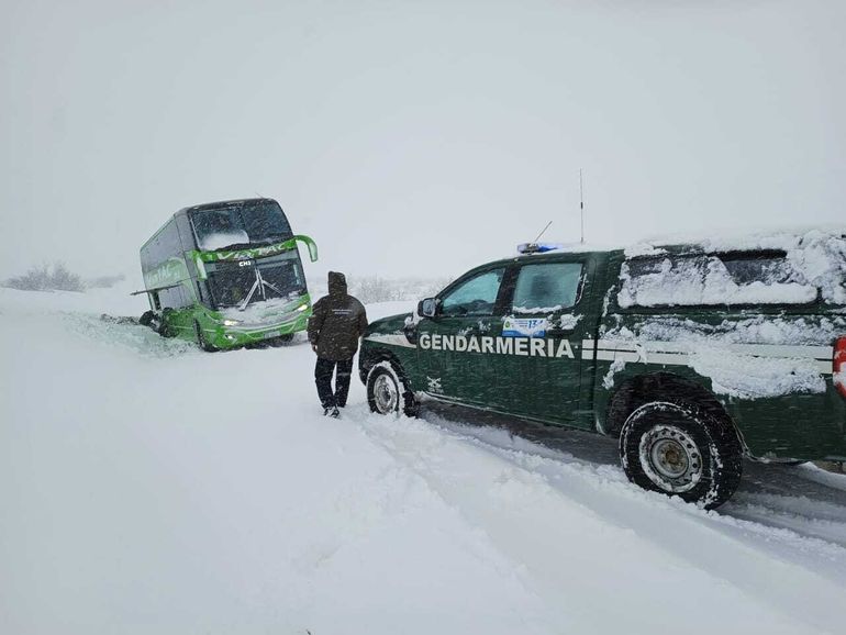 El temporal de nieve generó complicaciones en distintas rutas de la provincia