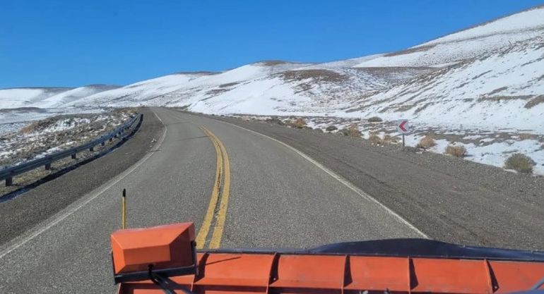 Sant Cruz: despejaron la nieve en la Ruta 40 entre El Calafate y La Esperanza. Sant Cruz: despejaron la nieve en la Ruta 40 entre El Calafate y La Esperanza.