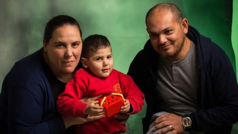Marina Aristimuño y su esposo Luis con el pequeño Facundo.