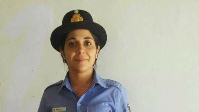 Policías heroínas rescataron a un joven de las llamas