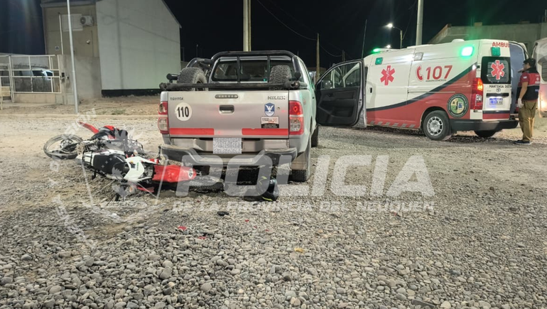 Un joven de 19 y otro de 23 años chocaron contra una camioneta a toda velocidad y fueron hospitalizados.