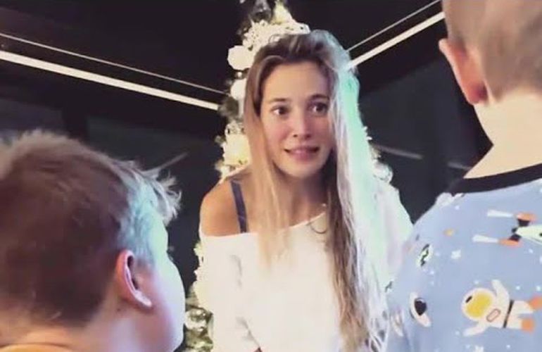 Luisana Lopilato le habla a sus hijos.