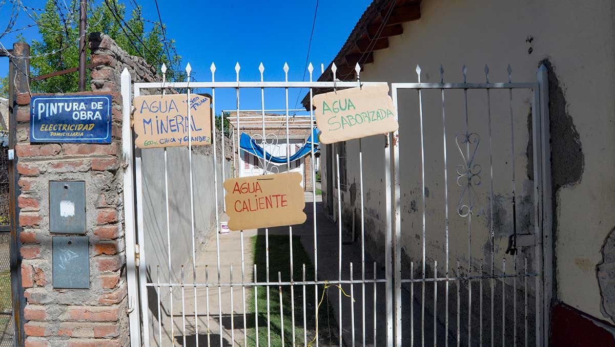 Ventas de garaje: los vecinos de la Fiesta de la Confluencia aprovechan la oportunidad