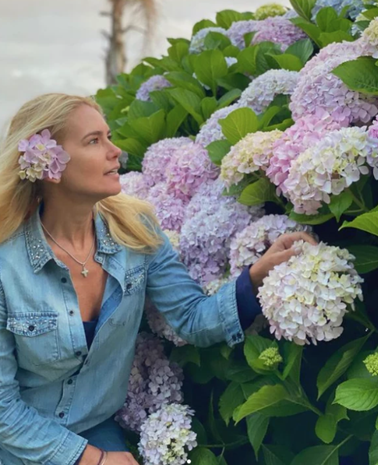Las hortensias son una de sus flores favoritas y pro eso predominan en el gran parque de la finca,