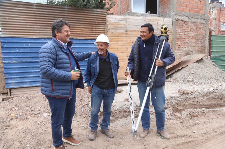 Mariano Gaido recorrió las obras en Gran Neuquén, donde empezaron la apertura de una calle