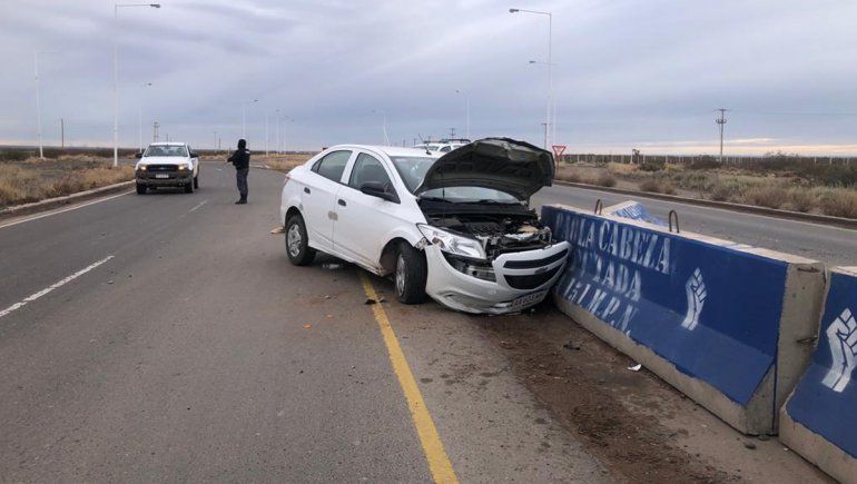 Perdió el control y chocó contra una protección de cemento