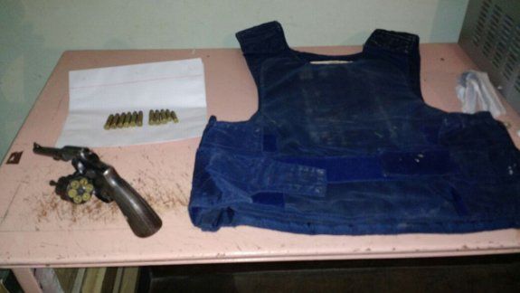 El revólver calibre 38 y el chaleco antibalas que fueron secuestrados.